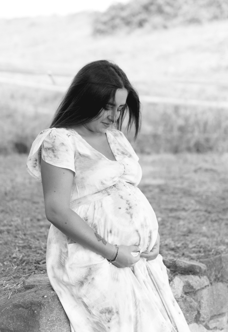 Photo de grossesse en noir et blanc