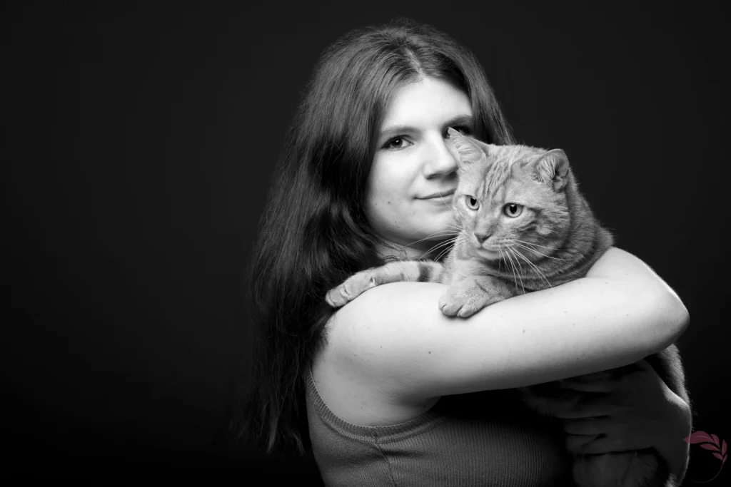 Photo d'une fille et de son chat dans les bras