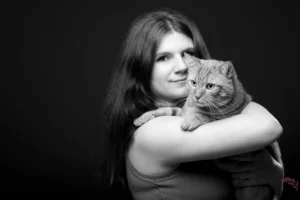 Photo d'une fille et de son chat dans les bras