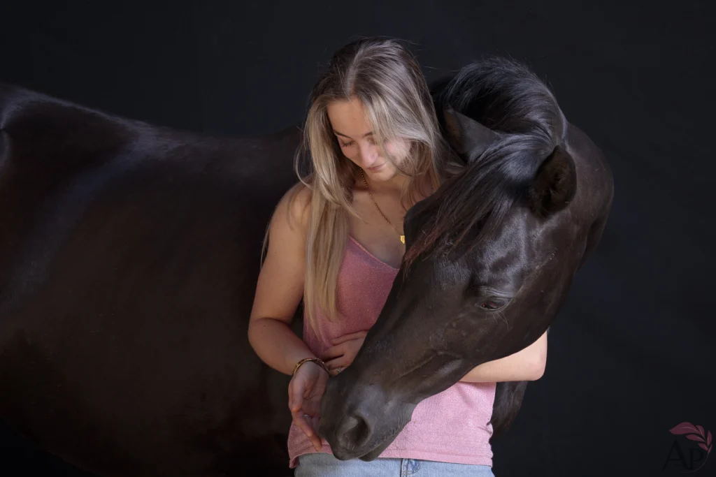 Photo de cheval avec son humain sur fond noir