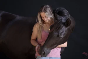 Photo de cheval avec son humain sur fond noir