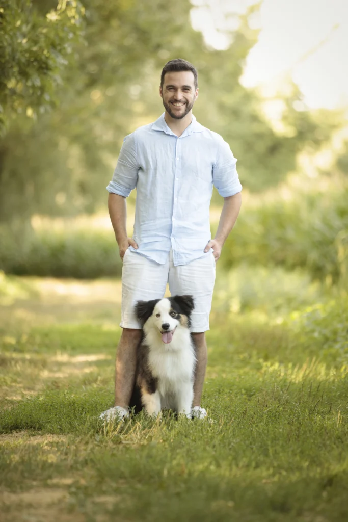 Photo en extérieur d'un chien et de son maître Photo berger américain miniature et son papa
