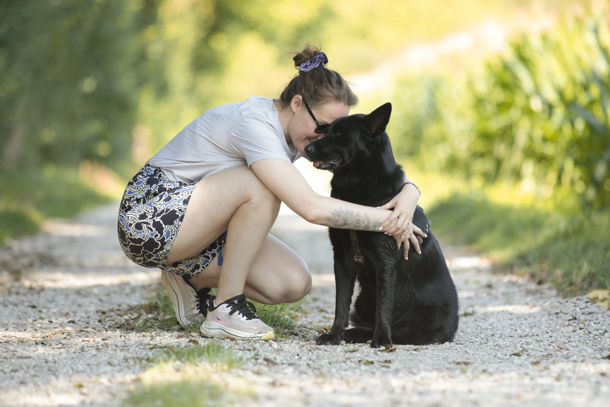 Photo d'un câlin entre un chien et sa maitresse Amour entre chien et humain